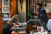 Nachdem Franco (Jermaine Fowler, r.) sich bei der Arbeit den Fuß gebrochen hat, aber kein Geld für den Arzt hat, entschließt sich Maya (Anna Baryshnikov, l.) dazu, für ihn Spenden zu sammeln ...