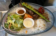 Lammhaxespieß mit Beilagen.
