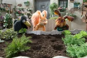 Alarm! Jemand hat die Möhren aus Ottos (Franziska Rattay) Beet geklaut! Rudi (Lennart Morgenstern) und Ella (Anna Menzel) können das kaum glauben.