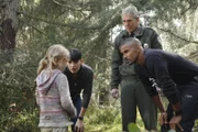 Die kleine Ana (Emily Alyn Lind, l.) konnte ihrem Entführer entkommen. Prentiss (Paget Brewster, 2.v.l.), Morgan (Shemar Moore, r.) und Ranger Walter Turner (John Laughlin, 2.v.r.) machen sich sofort auf die Suche nach ihrem Bruder - der noch in der Gewalt des Entführers ist ...