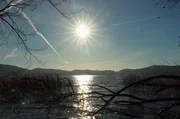 Der Laacher See am Rand der Vulkaneifel ist der größte See in Rheinland-Pfalz. Auch im Winter schlummert tief unter ihm die Hitze des Vulkans, aus dem er entstanden ist.