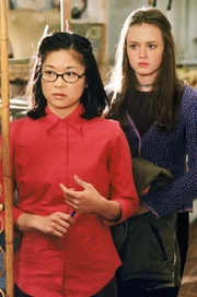 Noch sind sich Lane (Keiko Agena, l.) und Rory (Alexis Bledel, r.) nicht sicher, ob es wirklich eine gute Idee war, Emily in den Antiquitäten Laden von Mrs. Kim zu bringen ...