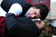 Konstantin (Moritz Tittel, l.), Pilar (Aviva Joel, r.).