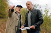 Ex-Kommissar Gerd Dennert (Manfred Zapatka, li.) zeigt Ingo Thiel (Heino Ferch, re.) die Stelle, an der Sven zuletzt gesehen wurde, ehe er vor vielen Jahren verschwand.