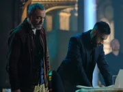 Jaisal (Sacha Dhawan, r.) bietet Danny (James Nesbitt, l.) an, ihm die Bilder seiner Überwachungskameras zu zeigen.