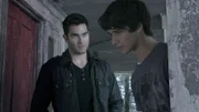 Scott (Tyler Posey) glaubt einen Mann angegriffen zu haben, kann sich aber nicht erinnern, er fragt Derek (Tyler Hoechlin) nach Rat...