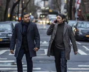 JT Tarmel (Frank Harts, l.); Gil Arroyo (Lou Diamond Phillips, r.)