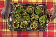 In Sinnamary bereitet Patrick ein ganz besonderes Gericht zu: Avocados gefüllt mit einer leckeren Mischung aus gekochten Süßkartoffeln, Räucherfisch, Kräutern und Mayonnaise.