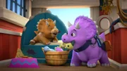 Tango (re.) und ihre neue Freundin, das kleine Triceratops-Weibchen, verstehen sich richtig gut. Die Kleine bleibt so lange auf der Dino-Ranch bis ihr Bein verheilt ist.