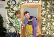 Benno (Willi Thomczyk, r.) und Lothar (Rene Heinersdorff) wollen ihre gefälschten Duschmarken ausprobieren. Noch ein schneller Blick, ob sie unbeachtet sind und dann rein ins "Badeparadies"!