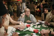 In der Bar ist nicht nur das Rauchen erlaubt, Frank (Danny DeVito, M.) hat auch vietnamesische Glücksspieler eingeladen. Bald darauf eskaliert die Situation ...