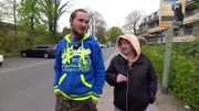 Monika und ihr Sohn Phil sind auf dem Weg zum Supermarkt