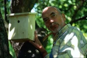 Peter (Peter Lustig) bringt einen Nistkasten für Sperlinge in seinem Garten an, selbst gebaut natürlich.