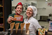 Der Checker liebt Eis von der Eisdiele. Mit Eismacherin Liesa macht Tobi sein eigenes Checker Eis.