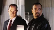 Die Detectives Elliot Stabler (Christopher Meloni, l.) und Odafin "Fin" Tutuola (Ice-T) ermitteln in einem heiklen Fall: Ein Mädchen aus Uganda wird mit aufgeschlitzter Luftröhre gefunden. Es stellt sich heraus, dass sie die Sex-Sklavin eines Rebellenführers in Afrika war.