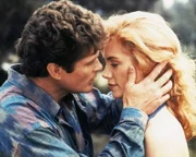 (1. Staffel) - Mitch (David Hasselhoff, l.) hat sich in Allison (Shannon Tweed, r.) verknallt, ahnt aber nicht, dass sie eine Prostituierte ist.
