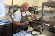 In seinem Familienrestaurant bietet Watson eine einfache, aber raffinierte Variante von Abroath Smokie an das traditionelle schottische Gericht mit geräuchertem Schellfisch.