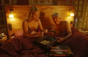 Nachdem Felix (Christoph M. Ohrt, r.) von Vanderheiden und Lolo aus dem Zimmer vertrieben, findet er bei Mimi (Annette Frier, l.) Unterschlupf und geht aufs Ganze - mit Scrabble, wobei Felix galant über Mimis Rechtschreibschwäche hinwegsieht ...