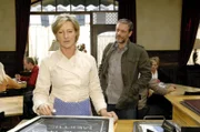 Ulrich (Wolfgang Wagner, r.) kommt in das Restaurant, um Susanne (Heike Jonca, l.) zu warnen ...