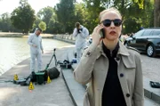 Ein toter Angler wurde im Waldsee gefunden. Vicky Adam (Katja Danowski, r.) informiert die Rentnercops.