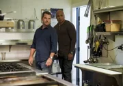 L-R: Special Agent G. Callen (Chris O'Donnell) und Special Agent Sam Hanna (LL COOL J).