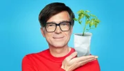 Styroporfressende Mehlwürmer, Bakterien, die Plastik zersetzen, innovative Recyclinganlagen - mit Hochdruck arbeiten Forschende an neuen Ideen, um gebrauchten Kunststoff zu entsorgen oder wieder zurück in den Kreislauf zu bringen. Auch die Politik reagiert: wie viel bringen die Verbote von Einweggeschirr, Wattestäbchen und Strohhalme aus Kunststoff? Quarks berichtet, was sich getan hat und was sich noch tun wird.