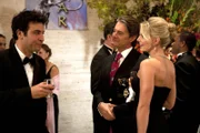 Auf einem Empfang im Naturkundemuseum von New York trifft Ted (Josh Radnor, l.) zu seiner großen Überraschung auf die Aktivistin Zoey (Jennifer Morrison, r.). Es stellt sich heraus, dass sie mit einem älteren Mann verheiratet ist, der sich von allen "Der Captain" (Kyle MacLachlan, M.) nennen lässt ...