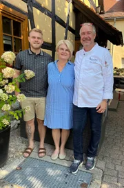 Seit über 30 Jahren führt die Familie Stöckle die "Scheuer" – eine wunderschön renovierte Scheune inmitten der Altstadt von Hofheim im Taunus (v.l.n.r.): Johannes, Christiane und Ralph Stöckle.; hr-fernsehen KOCHSTORIES: EINE SCHEUNE FÜR GENIESSER, Ein Film von Mathias Münch, am Sonntag (06.10.24) um 19:00 Uhr und am Dienstag (08.10.24) um 21:45 Uhr. Seit über 30 Jahren führt die Familie Stöckle die "Scheuer" – eine wunderschön renovierte Scheune inmitten der Altstadt von Hofheim im Taunus (v.l.n.r.): Johannes, Christiane und Ralph Stöckle. © HR, honorarfrei - Verwendung gemäß der AGB im engen inhaltlichen, redaktionellen Zusammenhang mit genannter HR-Sendung bei Nennung "Bild: HR" (S2). HR/Pressestelle, Tel: 069/155-4954