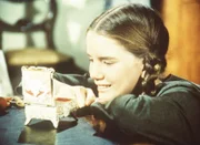 Laura Ingalls (Melissa Gilbert) ist von Nellie Olesons Spieluhr begeistert.