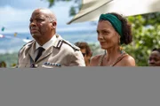 Commissioner Selwyn Patterson (Don Warrington) und Catherine Bordey (Elizabeth Bourgine) nehmen an einer Benefizveranstaltung für ein Kinderheim teil, die jedoch unerwartet tragisch endet.