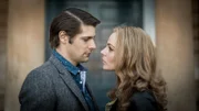 Phillip Paige (Ryan Johnson, l.); Joan Millar (Jessica Marais, r.)