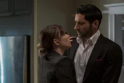 Chloe Decker (Lauren German, l.); Lucifer Morningstar (Tom Ellis, r.)
