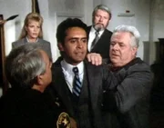 Der Indianer George Longbow (Bernie White, mi.) sorgt für viel Aufsehen in Cabot Cove. Er behauptet, der Besitzer dieses Ortes zu sein.
