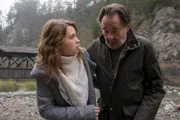 Maja Körner (Janina Fautz) macht sich Sorgen um Johann Eichholz (Uwe Kockisch), dem es plötzlich nicht gut zu gehen scheint.