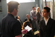 Susan Baker (Shi Ne Nielson) übermittelt John Nolan (Nathan Fillion) eine wichtige Botschaft.