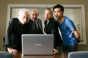 (v.l.n.r.) Edwin Bremer (Tilo Prückner), Plocher (Michael Prelle), Vicky Adam (Katja Danowski) und Hui Ko (Aaron Le) schauen sich das Verhör am Laptop an.