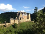 Burg Eltz ist eine der berühmtesten Burgen Deutschlands und befindet sich noch immer in Familienbesitz. "Terra X" erzählt in der zweiteiligen Dokumentation die wechselvolle Geschichte dieses Bollwerks.