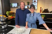 Kochbuchautorin Cynthia Barcomi zeigt Björn Freitag, wie man leckere Burger-Buns selbst backen kann.