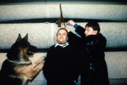 "Kommissar Rex", "Der Voyeur." Durch Zufall beobachtet der Voyeur Albin Mahler den Mord an einer Frau. Mahler kann das Geschehen fotografieren und versucht nun den Mörder zu erpressen. Doch schon kurz darauf geschieht ein weiterer Mord. Während Kommissar Brandtner und Rex fieberhaft nach dem Täter suchen, gerät Albin Mahler zunehmend in Lebensgefahr. Im Bild (v.li.): Robert Meyer (Albin Mahler), Heinz Weixelbraun (Christian Böck).