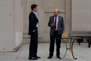 L-R: Neal Caffrey (Matt Bomer) und Strombroker Andrew Stanzler (Richard Schiff)