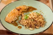+++ Die Verwendung des sendungsbezogenen Materials ist nur mit dem Hinweis und Verlinkung auf RTL+ gestattet. +++; Horst BallÃ© Lachs-Teriyaki mit asiatischem Nudelsalat (6,36 â‚¬)