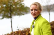 Moderatorin Anna Lena Dörr am Laacher See am Rand der Vulkaneifel, dem größte See in Rheinland-Pfalz.