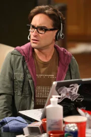 Leonard (Johnny Galecki) lauert nur darauf, dass Penny nach Hause kommt, denn er hat versehentlich ihre Post eingesteckt - um einen Grund zu haben, sie anzusprechen ...