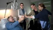 Schröter (Veit Stübner, l.) hat seinen mutigen Einsatz überlebt. Lars (Ingo Naujoks, 3.v.r.), Finn (Sven Martinek, 2.v.r) und Nina Weiss (Julia E. Lenska, r.) stoßen mit ihm an.