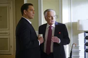 Tony Sr. (Robert Wagner, r.) begegnet einer Obdachlosen, die ihn für ihren Vater hält. Gemeinsam mit seinem Sohn Tony (Michael Weatherly, l.) engagiert er sich für die Frau ...