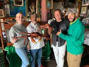 Ushuaia in Argentinien. Im Restaurant "Volver" zeigt Koch Lino den Reiseleitern Caro Sattler und Konstantin Patschke sowie ihrem Guide Emilio die Königskrabben aus dem Aquarium.