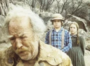 Der alte Goldsucher Zachariah (E. J. Andre, l.) erzählt Laura (Melissa Gilbert, r.) und Carl (Brian Part, M.), dass er zwar viel Gold gefunden, aber dafür seine Frau verloren hat.