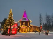 Im Weihnachtsdorf Ruovaniemi am Polarkreis soll Santa Claus zu Hause sein. Aus der ganzen Welt kommen Gäste, um ihn zu treffen.