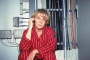 Nikola (Mariele Millowitsch) telefoniert mit Tim und erzählt ihm deprimiert, dass ihre Tochter sie peinlich und unreif findet...