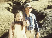 Laura (Melissa Gilbert, l.) und Carl (Brian Part, r.) entdecken eine verlassene Goldgräbersiedlung.